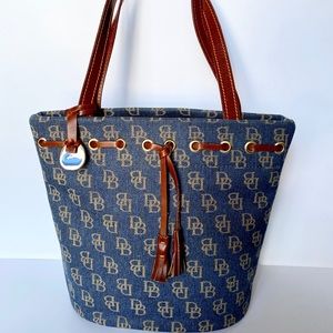 Dooney & Bourke handbag used like new signature